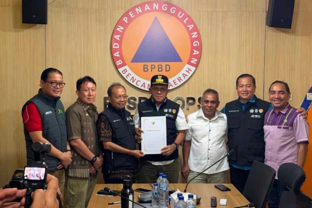 Officials gathered at the Bali Regional Disaster Management Agency holding an official letter from the Governor of Bali on assistance for East Nusa Tenggara